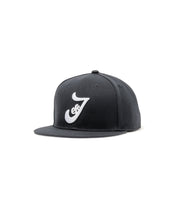 Load image into Gallery viewer, Jefe Fitted (Black)
